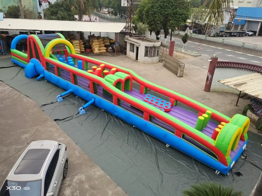 Радужный, яркий надувной полоса препятствий для веселой игры